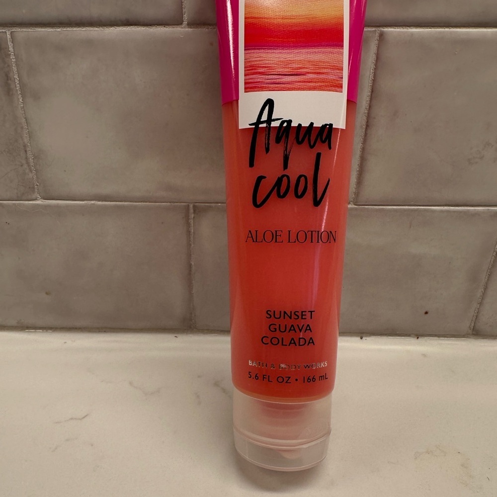 Bath & Body Works Sunset Guava Colada Aqua Cool Aloe Lotion Summer Beach Retired - Picture 2 of 4